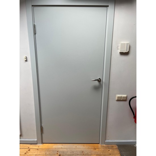 Межкомнатная крашеная дверь AVESTA c магнитным замком