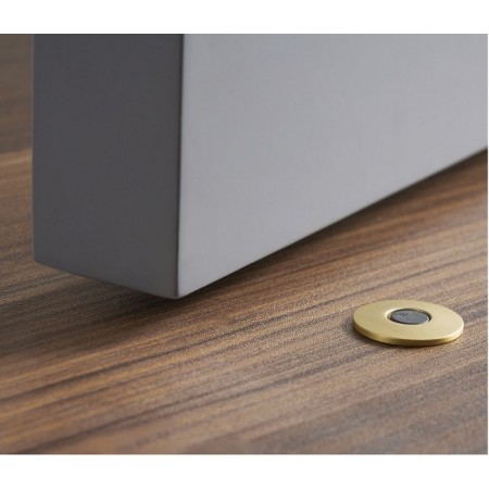 Durvju balsts ar slēptu magnētu